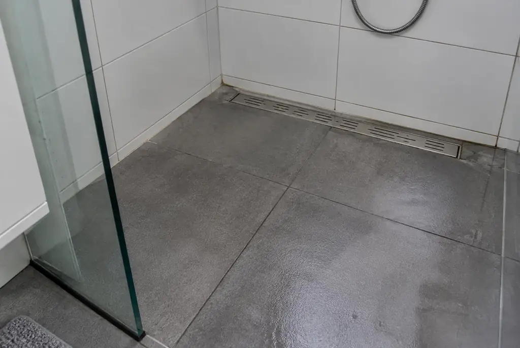Lekdetectie Linschoten – lekkende inloopdouche met natte voegen
