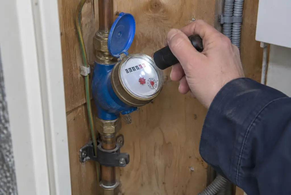 Lekdetectie Linschoten – watermeter in de meterkast controleren met een zaklamp